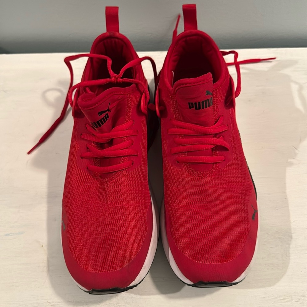 7 1/2 puma sneakers ￼